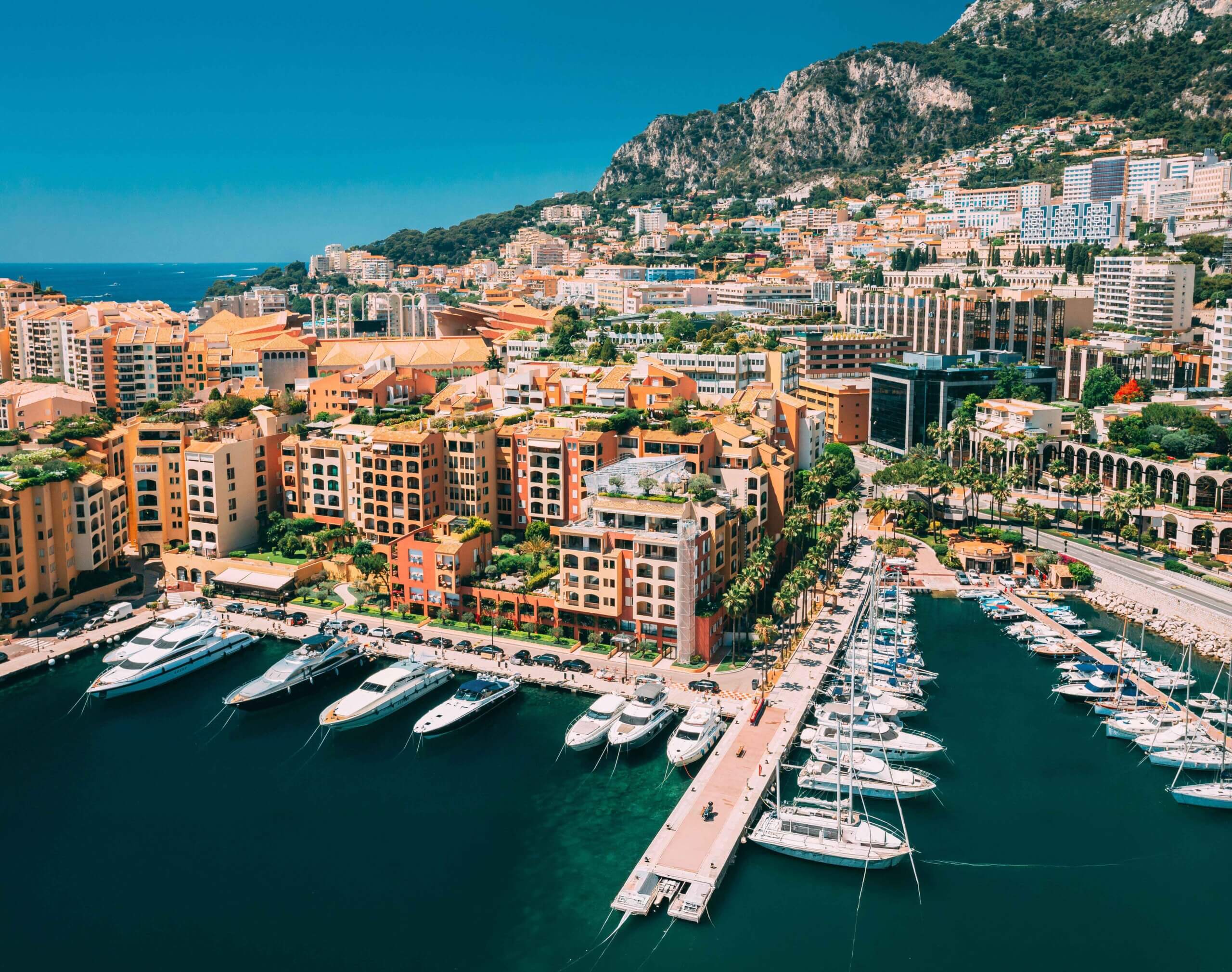 Illustration de Monaco à l’heure bleue, entre port et lumières de la ville